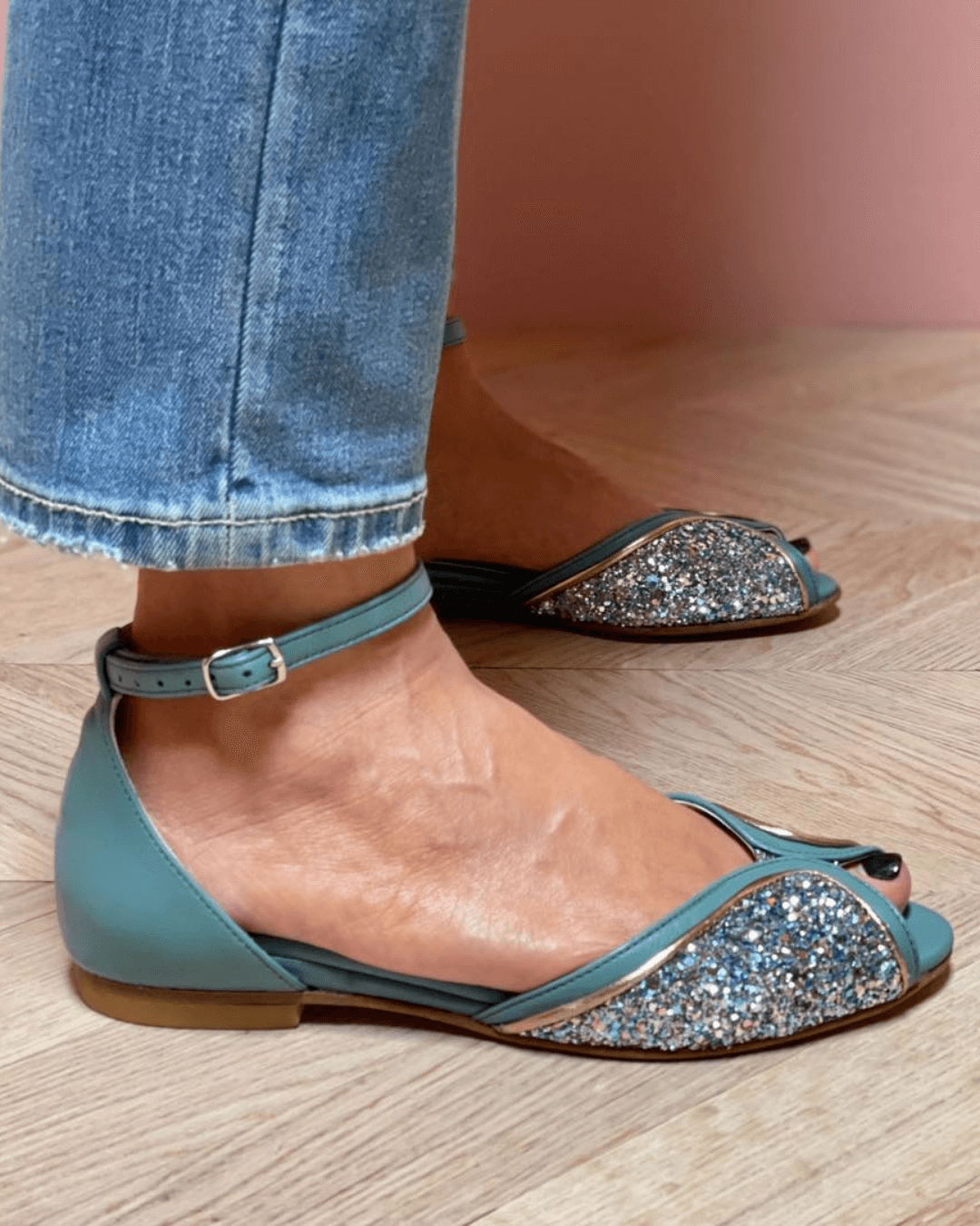 LOW SANDAL WITH SHIMMERING DETAILS