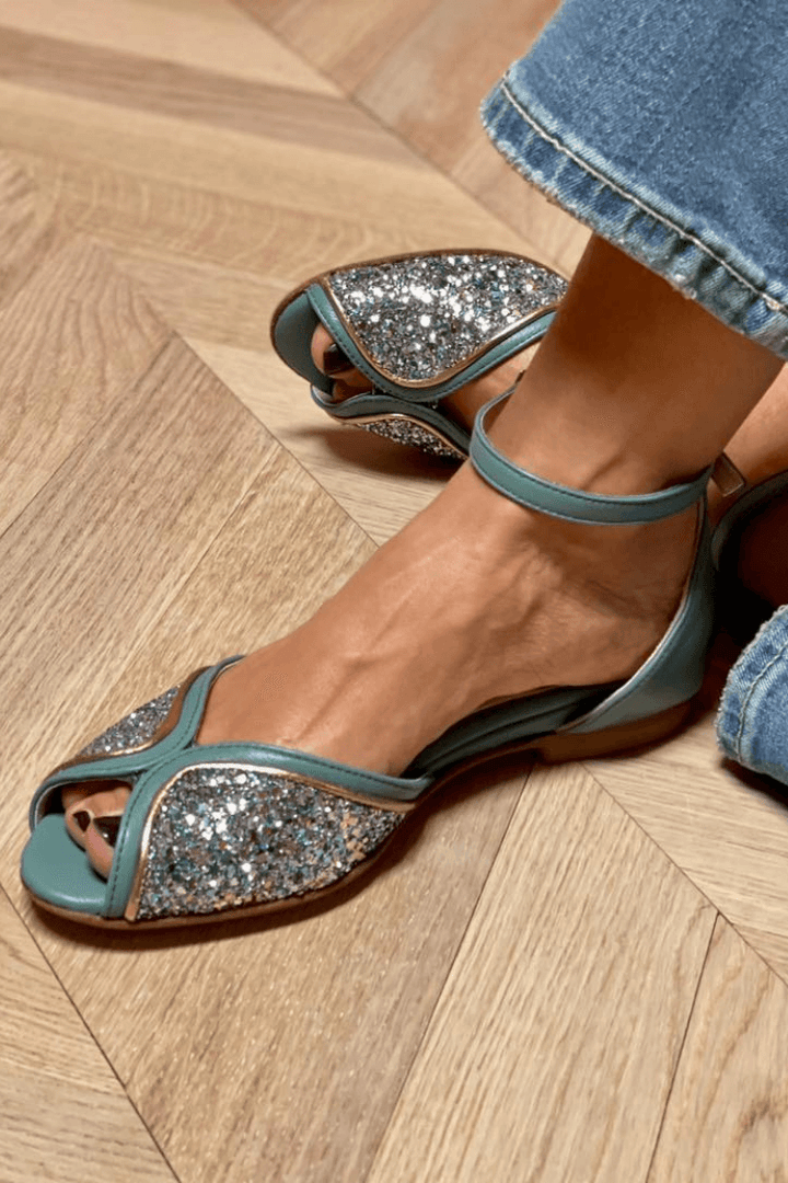 LOW SANDAL WITH SHIMMERING DETAILS